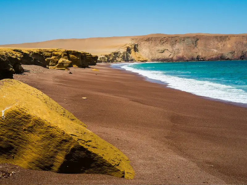 Playa Roja em Paracas com areia avermelhada