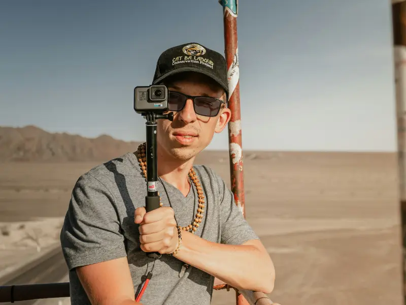 Turista usando chapéu e protetor solar em Nazca