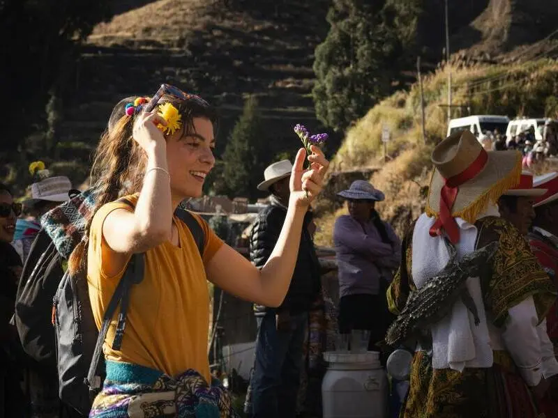 Turista usando protetor solar no Cânion do Colca