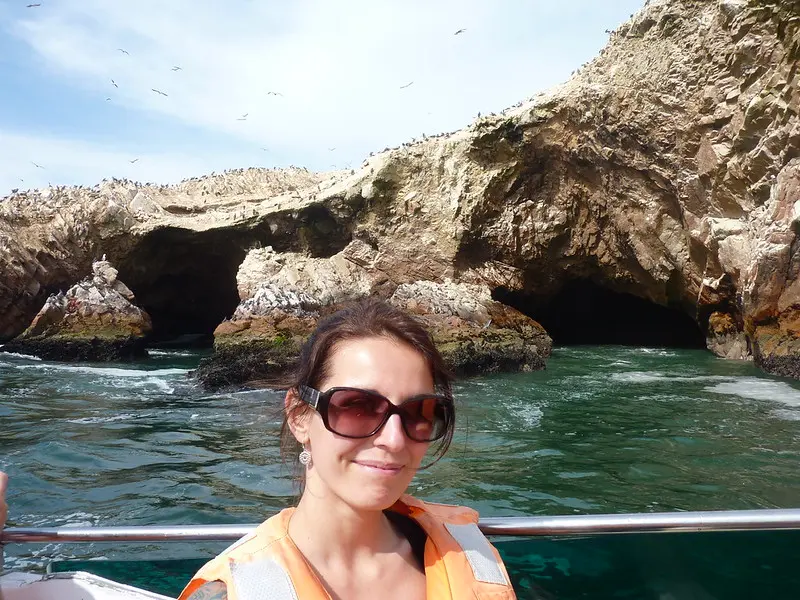 Turista usando protetor solar em Paracas
