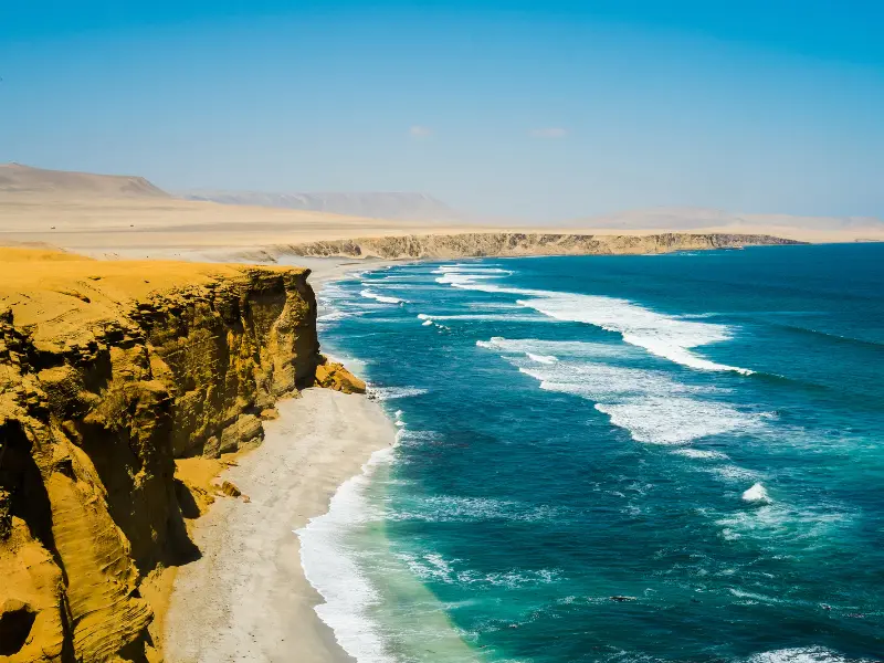 Reserva Nacional de Paracas com deserto e mar