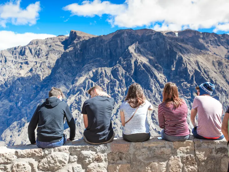 Turista com roupas para frio e sol no Colca
