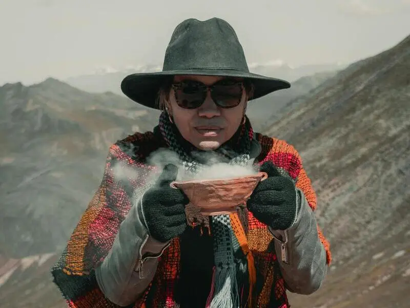 Turista com roupas de frio na Montanha Colorida