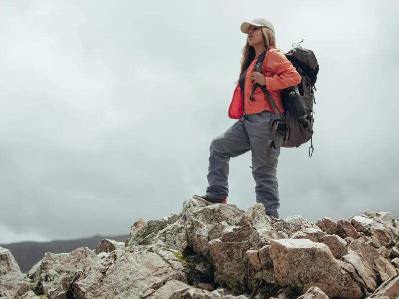 Turista com roupas de trekking em Huaraz
