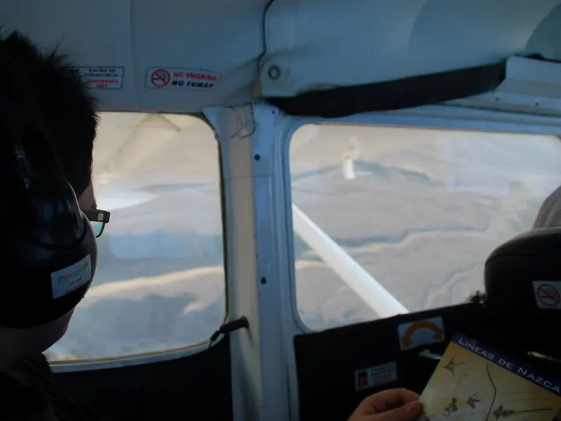 Avião realizando sobrevoo matinal nas Linhas de Nazca