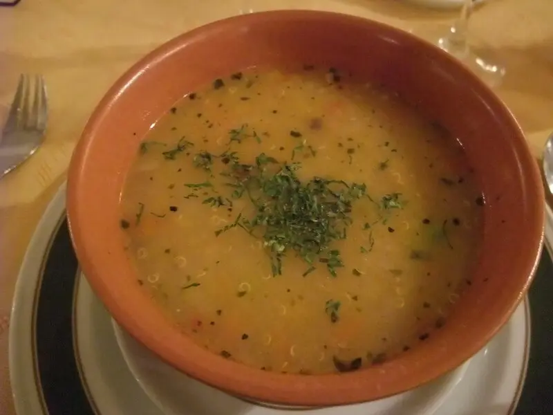 Sopa quente andina na Montanha Colorida