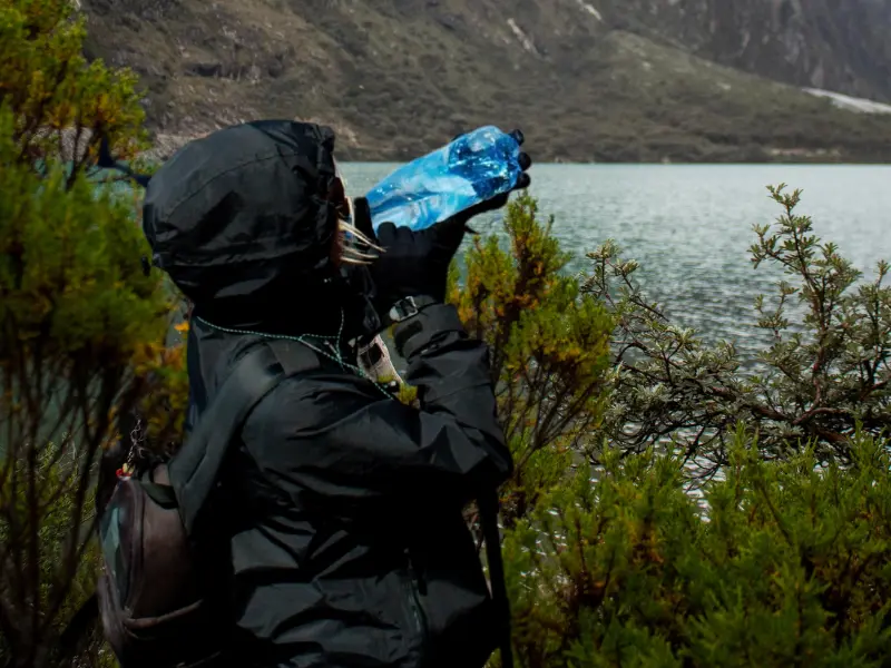 Turista bebendo água durante trilha em Huaraz